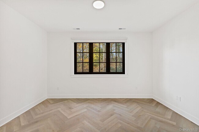 Foto del edificio - 100 E Putnam Ave