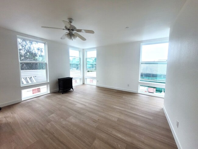 Building Photo - Beautifully updated Apartment in the Heart...