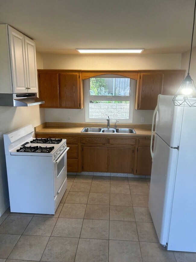 Building Photo - Large one bedroom with ocean views