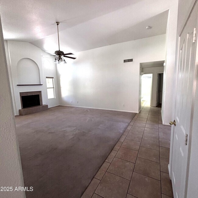 Building Photo - 506 W Navarro Ave
