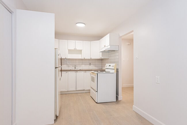 Building Photo - 7220 Av De Châteaubriand