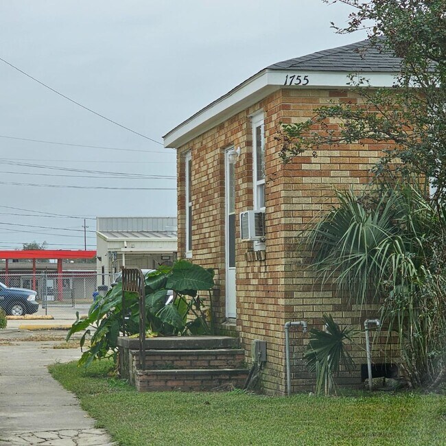 Foto del edificio - 1755 Ridgefield Ave