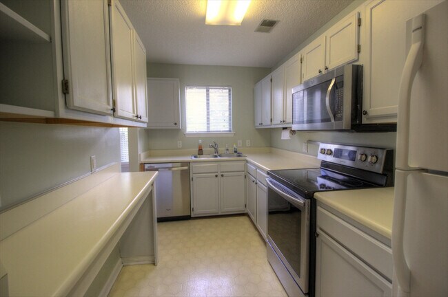 Foto del edificio - Nice 1 bedroom 2nd floor condo in SW Durham!