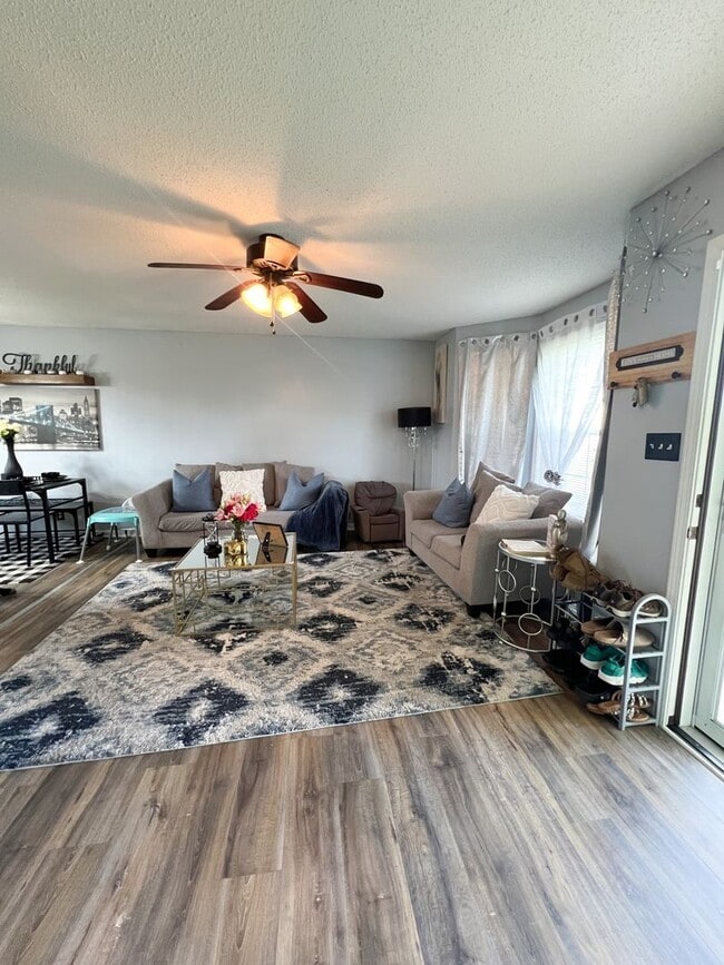 Building Photo - Single-Family Home in Oak Grove, KY--Large...