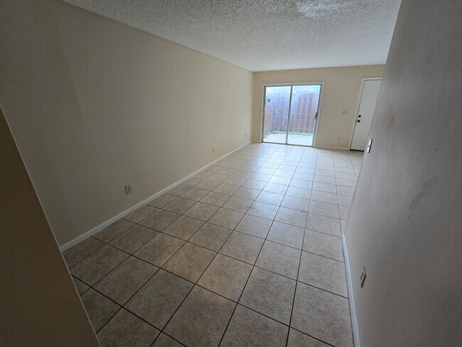 Combinación de sala de estar y comedor - 5111 SE 29th St
