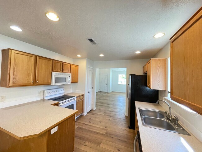 Building Photo - Clean 3 Bed 2 Bath in the Landings