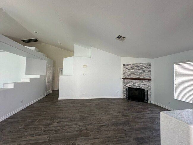 Foto del edificio - 3 BEDROOM SINGLE STORY HOME WITH ABOVE GROUND SPA!