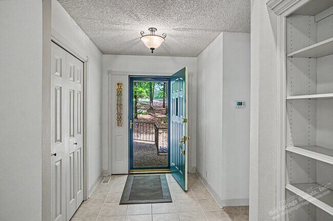 Foto del edificio - Lake Balboa Area| Home| Unfurnished