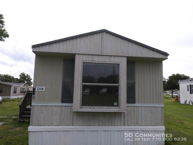 Building Photo - 17000 W Maple St