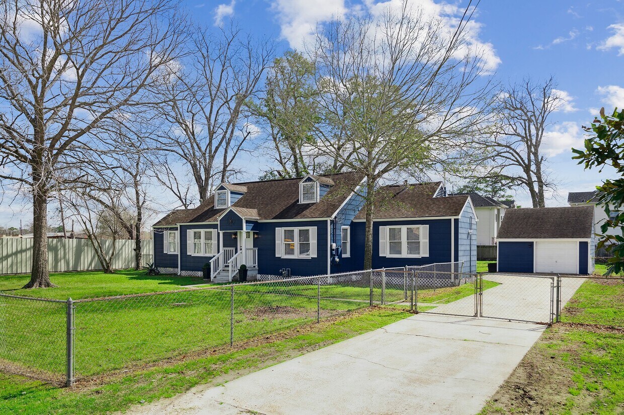 Building Photo - 801 Woodcrest Dr