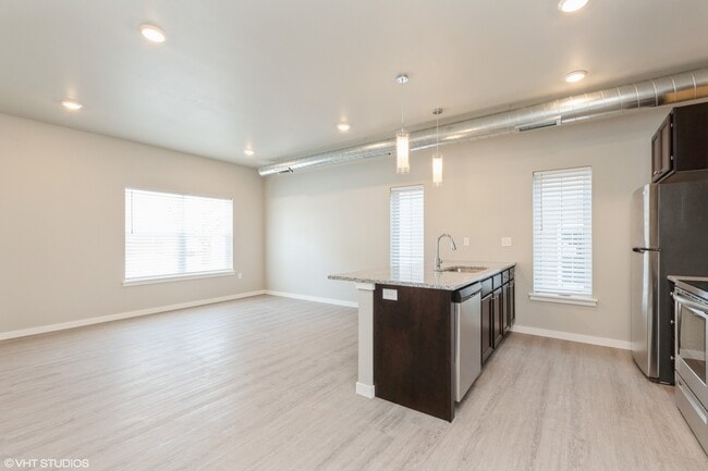 Foto del edificio - Villas at The Hub | Modern 3 Bedroom Townh...