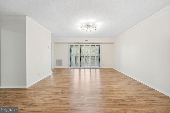 Foto del edificio - 203 Yoakum Pkwy