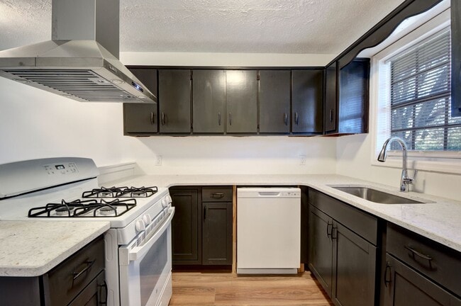 Building Photo - Completely Renovated 2-Bedroom in Opelika!