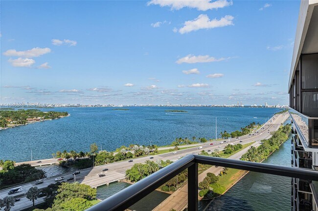 Foto del edificio - 600 NE 36th St