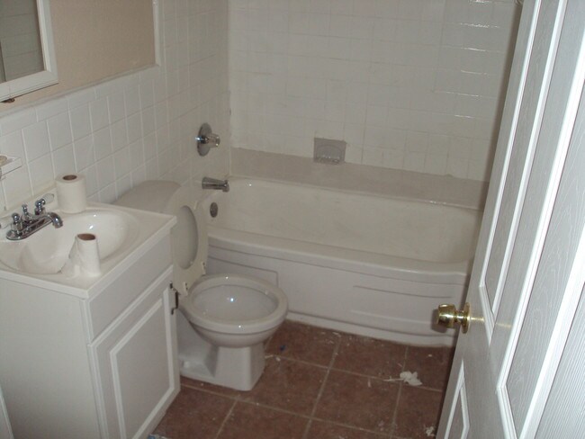 Building Photo - 10183 Cloverdale Dr