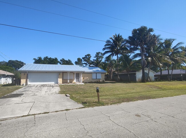 Building Photo - 253 SE Verada Ave