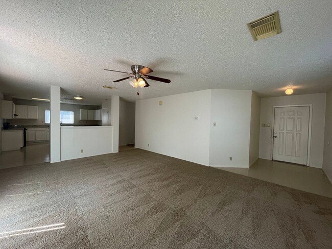 Foto del edificio - NICE 3 BDRM 2 BATH HOME * GREAT FLOOR PLAN...