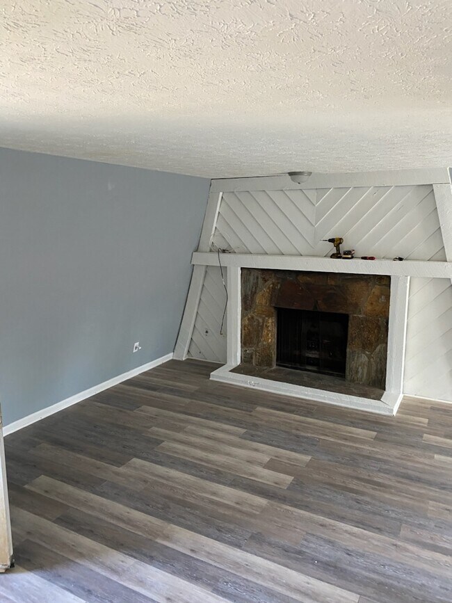 Chimenea en la sala de estar - 191 Smokerise Ct