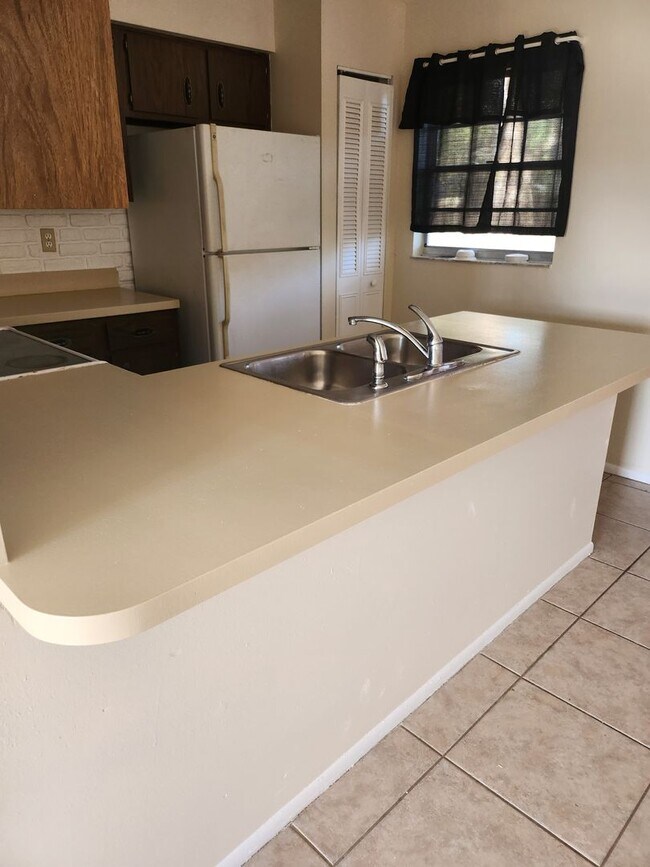 Foto del edificio - Cozy and Roomy! Nice corner lot home 2 Bedrooms 2 Baths with 1 car garage and huge backyard. Pets...