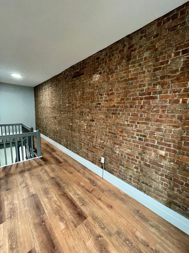 Building Photo - 186 Dubois St.
