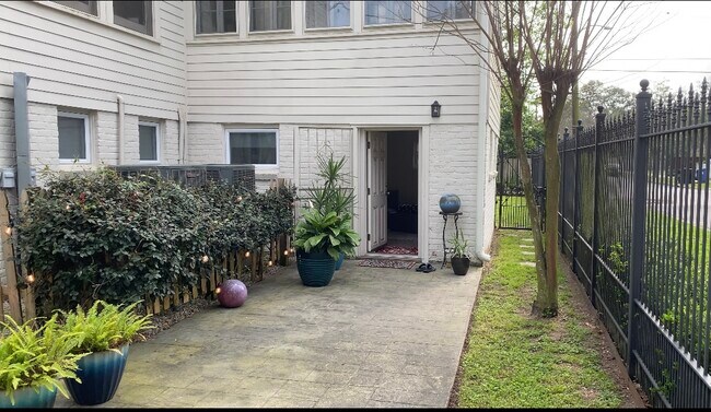 Building Photo - 7837 Plum St