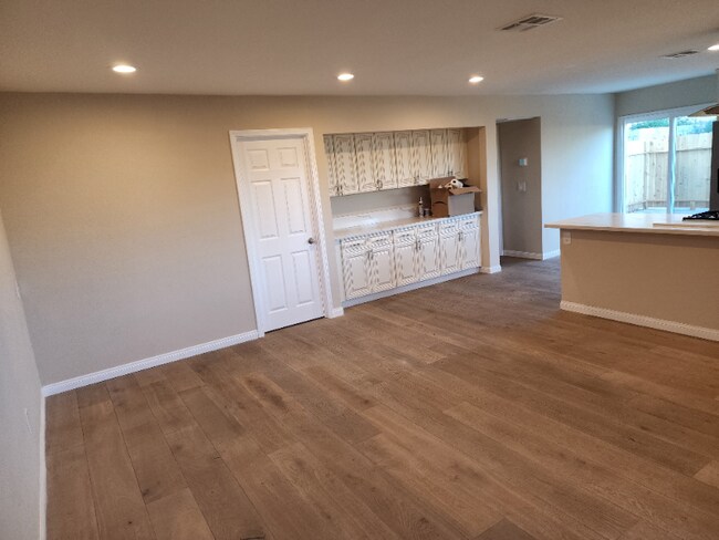 Foto del edificio - 8580 Golden Ridge Rd