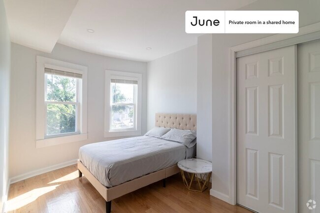 Building Photo - Private bedroom in 3 bed/2 bath Home