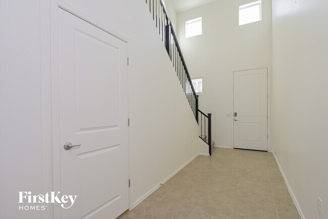 Building Photo - 2863 N Fair Oaks Ave