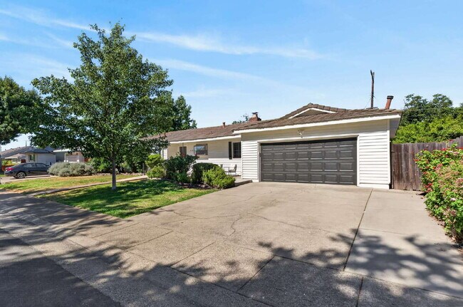 Building Photo - Spacious 4-Bed Oasis with 2 Full Baths