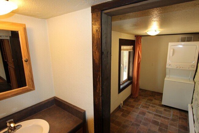 Building Photo - Charming Single-Story Home Near NAU | Fenced Yard + Fireplace