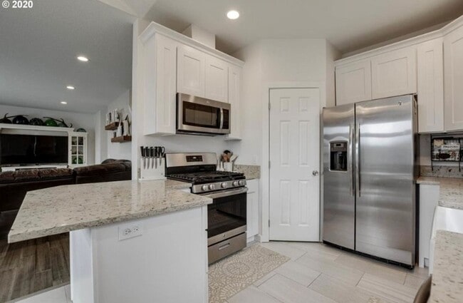 Building Photo - Luxurious 3 Bedroom with Spacious Rooms an...