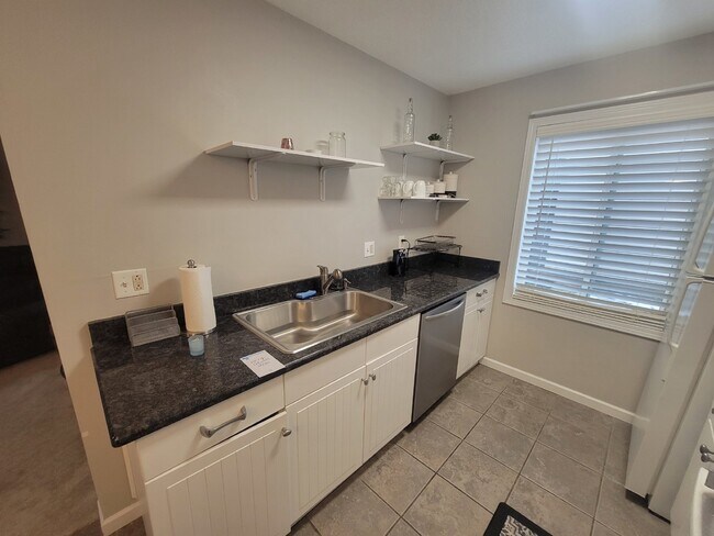 Foto del edificio - Condo with pool available for Move in read...