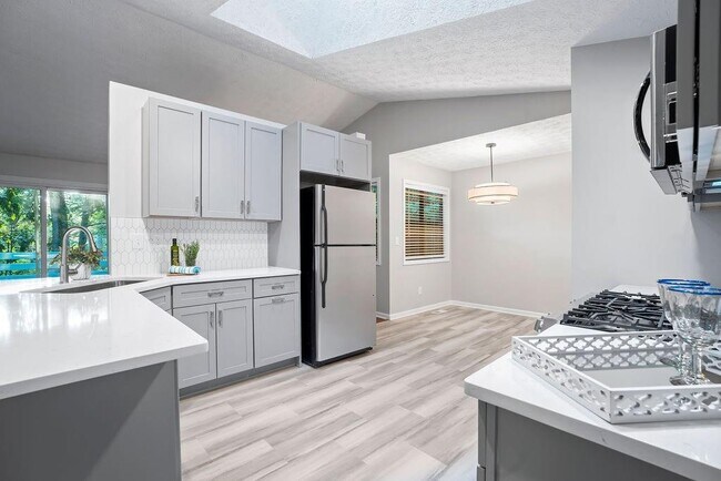 Foto del edificio - 405 Roswell Farms Rd