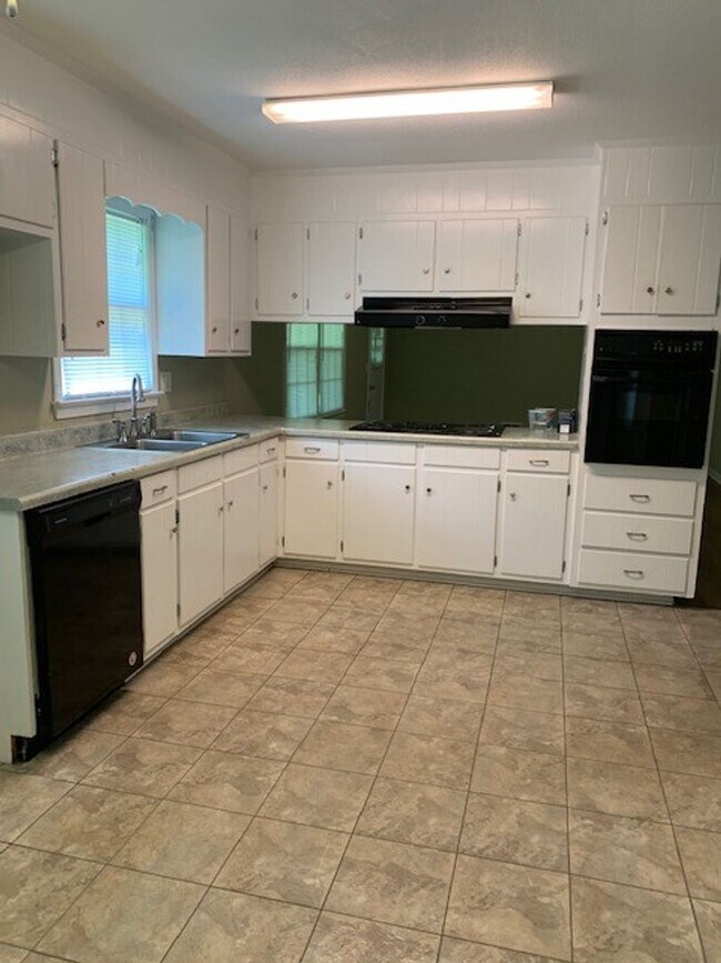 Foto del edificio - Cute 3 Bed 2 Bath Available for Fall 2025!
