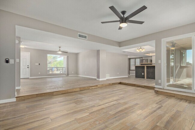 Foto del edificio - Central & Thunderbird 3 bdrm 2 bath Home w...