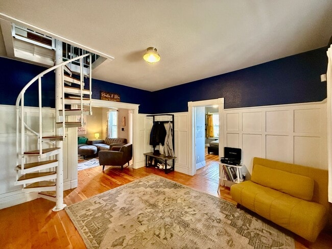 Foto del edificio - Charming 3-Bedroom Home in the Heart of Co...