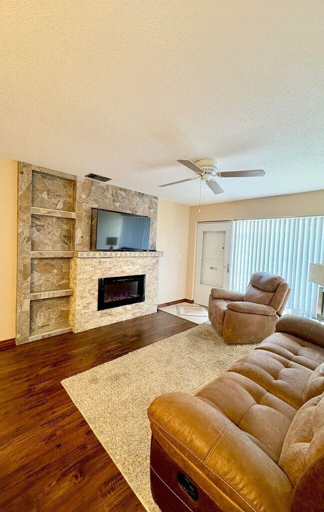 Foto del edificio - Beautifully Updated Condo in a Gated Activ...
