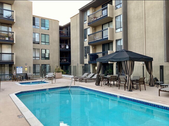 Foto del edificio - 7320 Hawthorn Ave