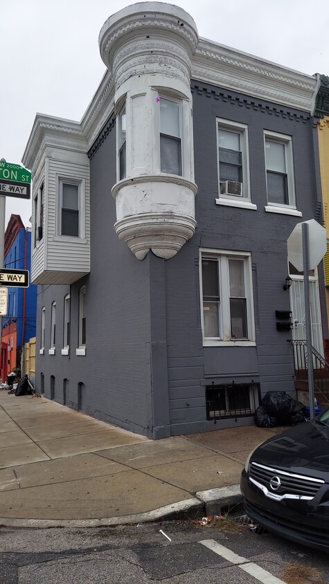 Primary Photo - 2000 W Boston St