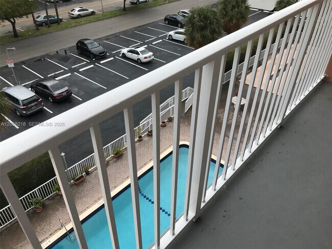 Foto del edificio - 2200 E Hallandale Beach Blvd