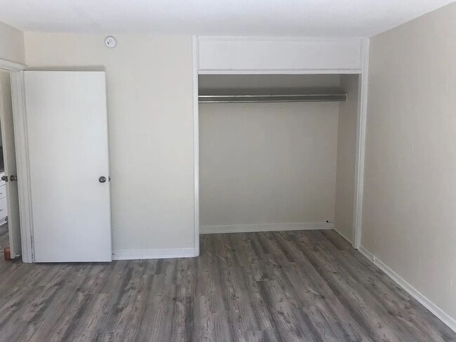 Building Photo - Updated 1/1 with Lanai and Parking spot!