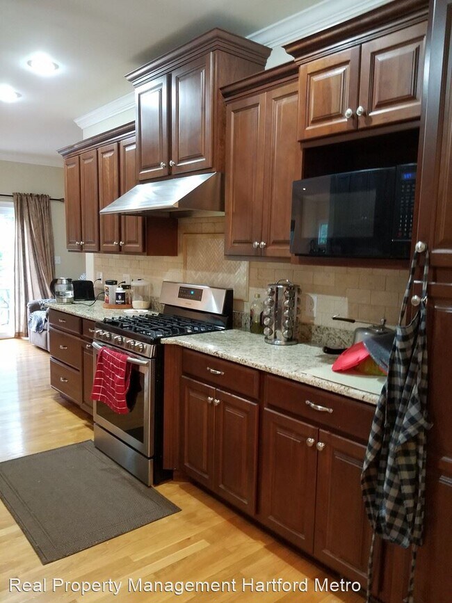 Building Photo - 4 br, 2.5 bath House - 175 South Rd