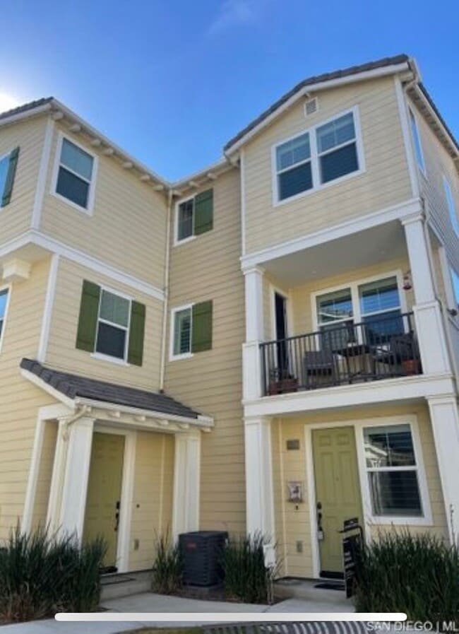Building Photo - Beautifully updated 3-story townhome near ...