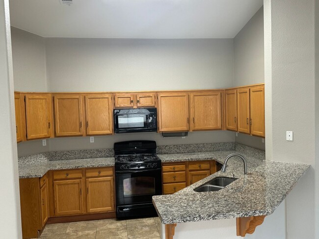 Building Photo - Single Story, 3BR, 2CRG