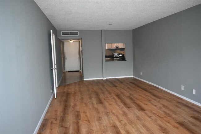 Building Photo - 9450 Live Oak Pl