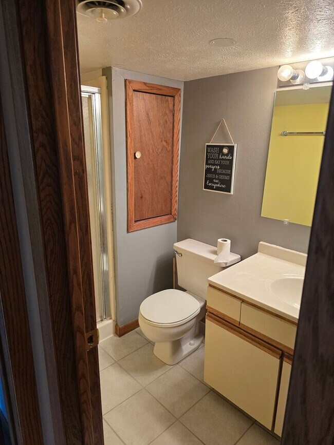 Foto del edificio - Charming 4-Bedroom Home with Modern Comfor...