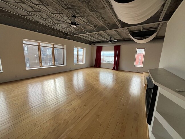 Building Photo - 10 E Broadway