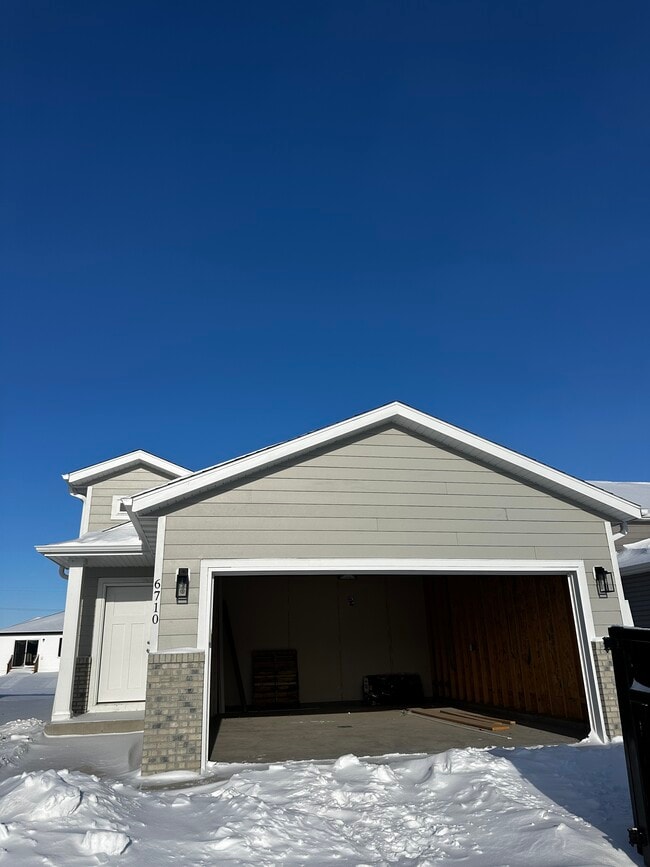 Building Photo - 6710 Meadow View Dr S