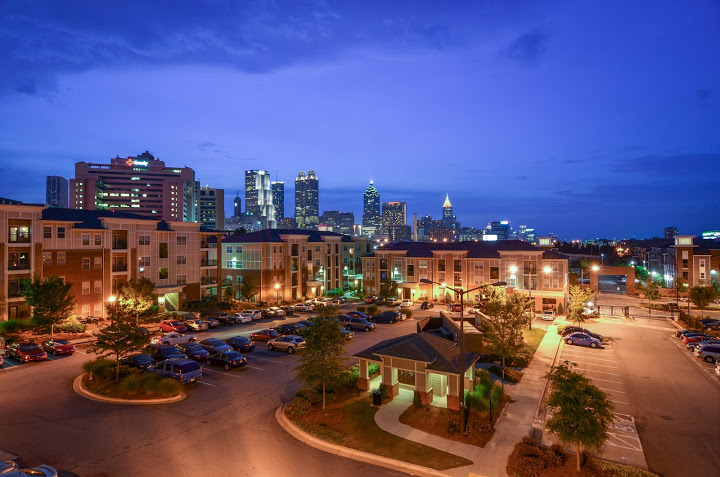 Skyline vista nocturna del complejo - Ashley Auburn Pointe