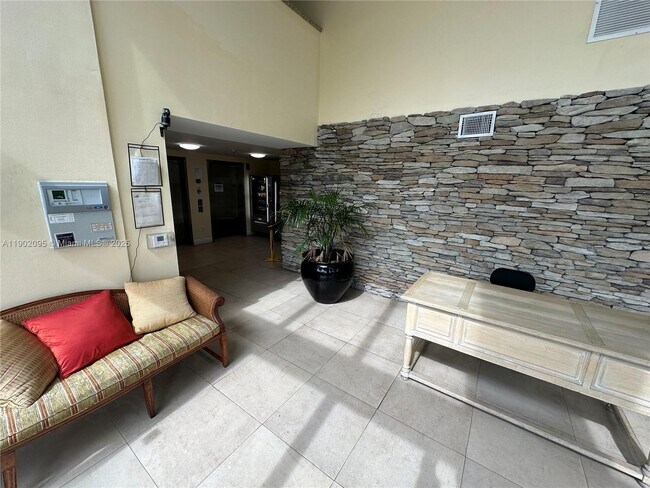 Foto del edificio - 1350 NW 8th Ct